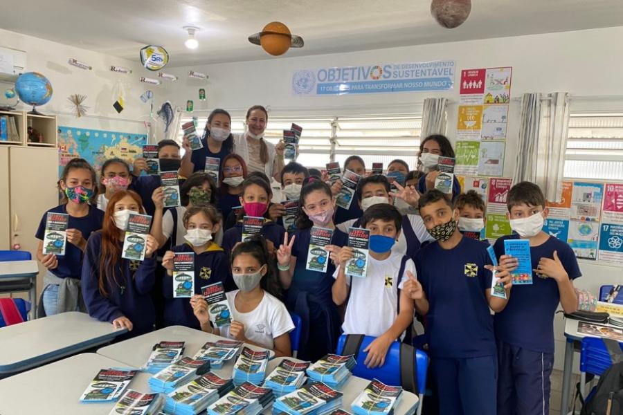 Professora da Rede Municipal de Ensino recebe prêmio do Instituto Guga Kuerten