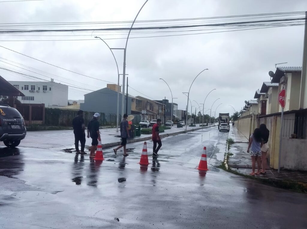 Trânsito interrompido no caminho para Cabeçudas e na rua Jacob Ardigó no Dom Bosco