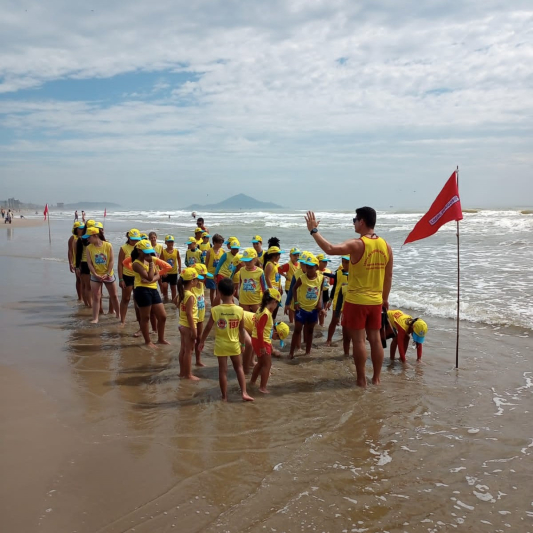Turmas do Projeto Golfinho acontecem na Arena de Verão em Navegantes